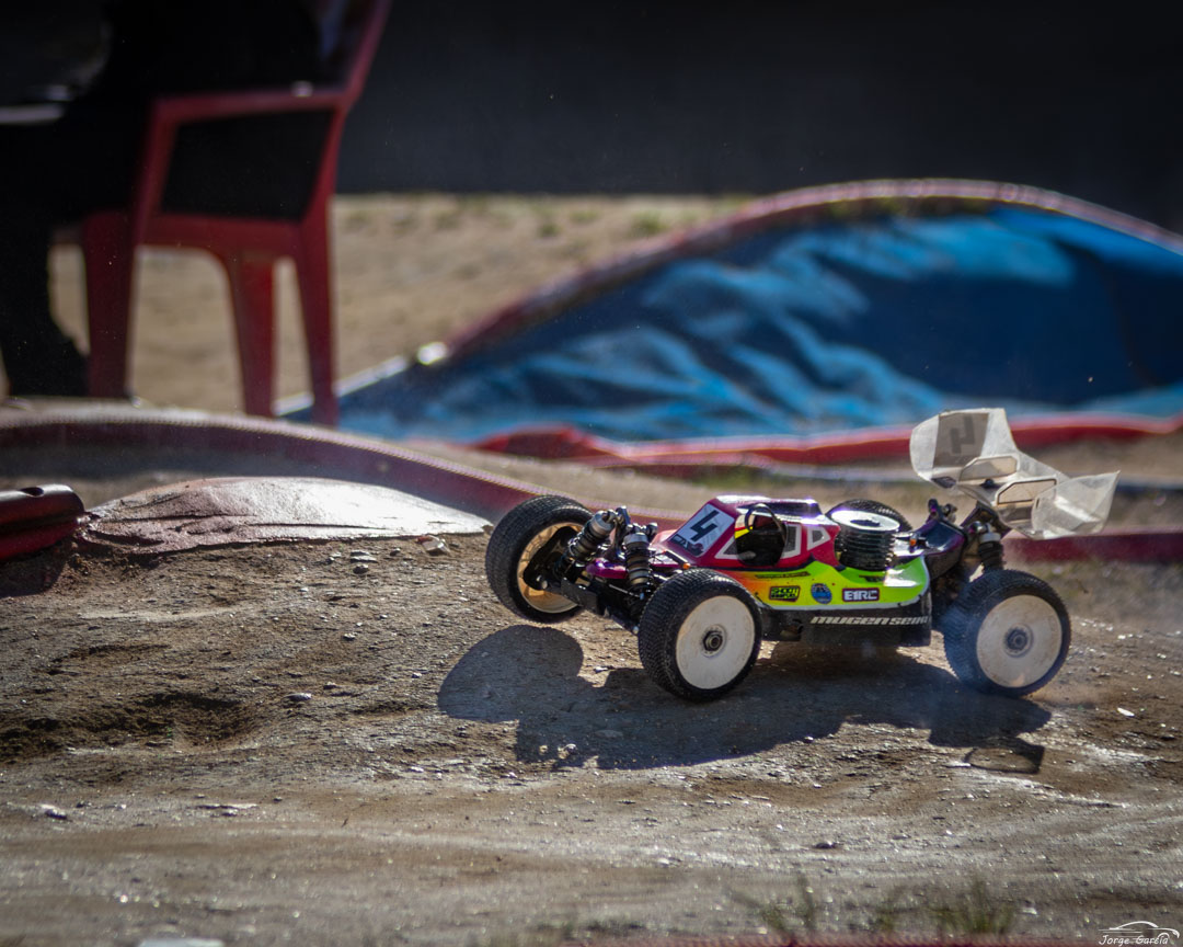 Buggy de radiocontrol en la pista