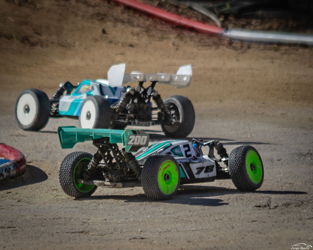 Coche de radiocontrol en el circuito del club